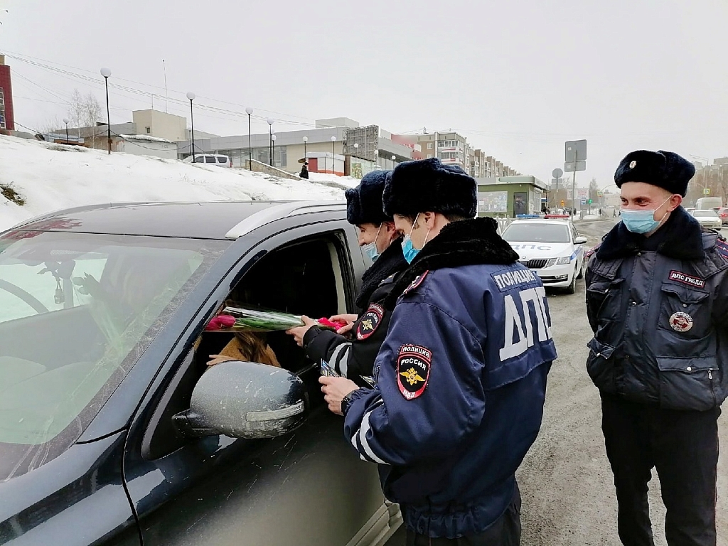 В Первоуральске сотрудники Госавтоинспекции поздравили женщин с 8 Марта